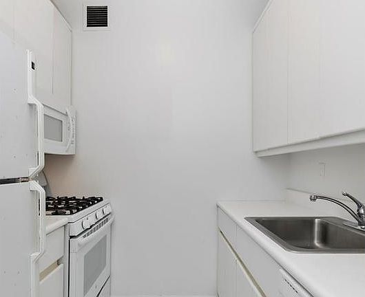 4th image of 205 E 68th St #T4b