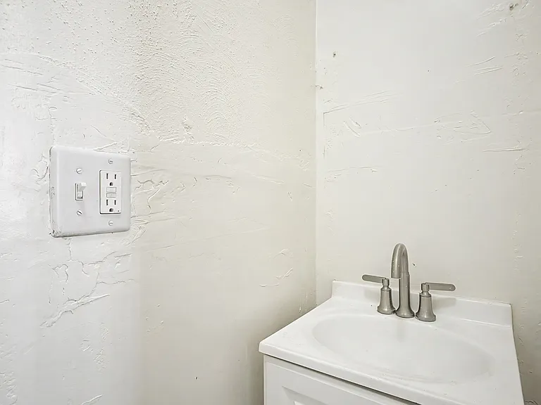 2433 E Cameron Vis — Photo 7