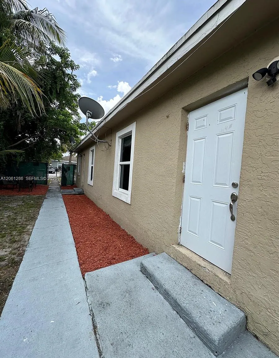 College Tract — Photo 3