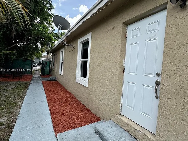 728 SW 6th St #2 — Photo 3