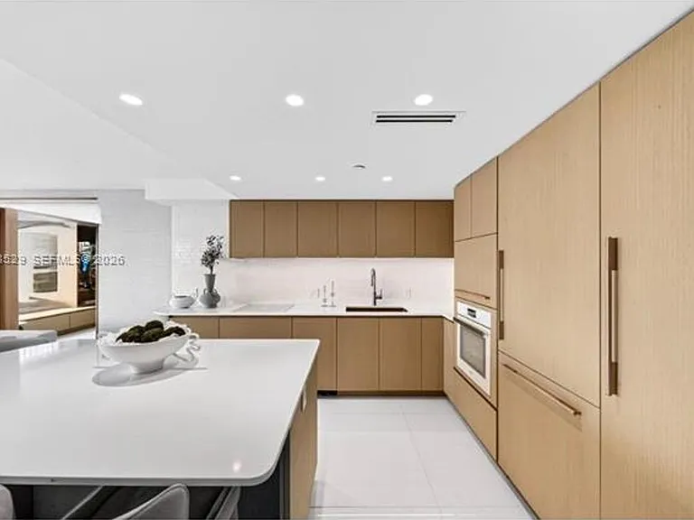400 S Pointe Dr #1501 — Photo 4