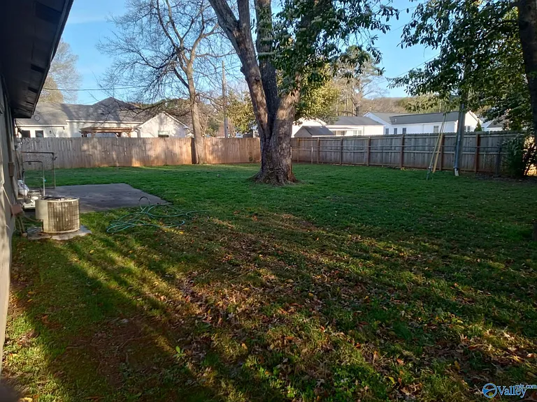 1002 Lowell Dr SE — Photo 3