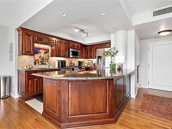 4th image of 803 W 48th St APT 504