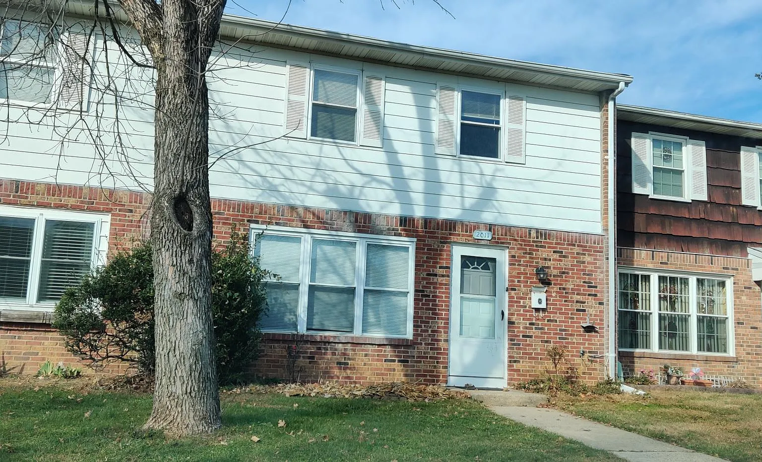 2 bed, 1.5 bath, 1056 sqft, $2,000 — Photo 1