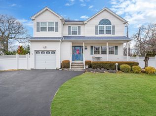 19 Belcul Ct, East Islip, NY 11730