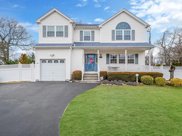 19 Belcul Court, East Islip, NY 11730