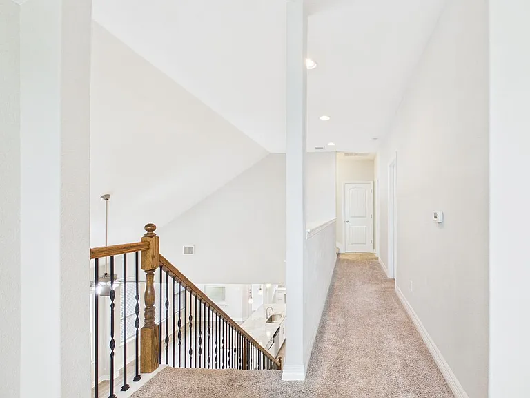 105 Auburn Cv — Photo 36