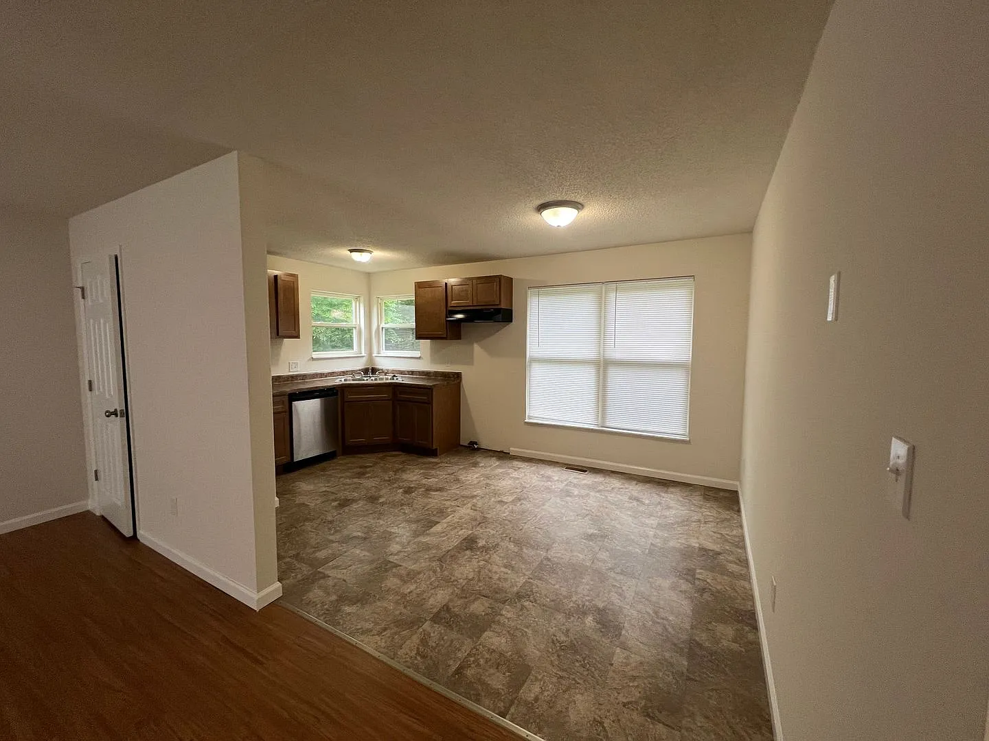 Spacious 4 bedroom Home conveniently located right off of I44 — Photo 3