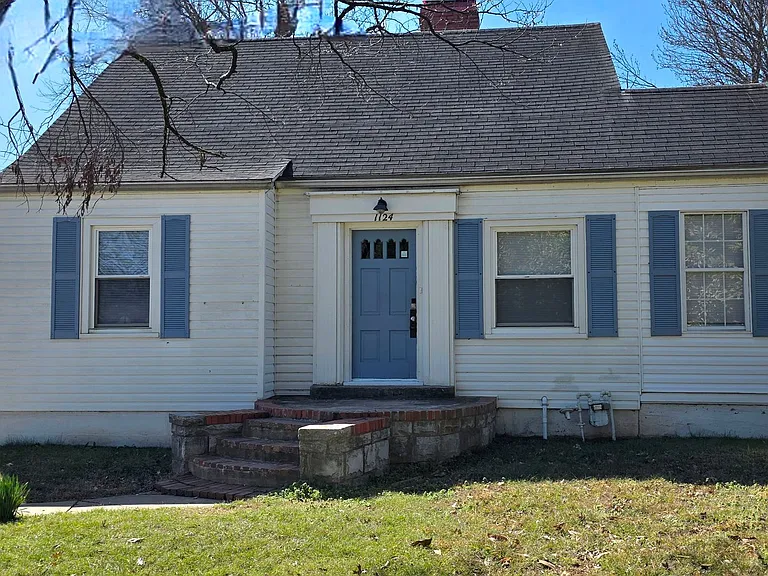 1124 E Washita St — Photo 1