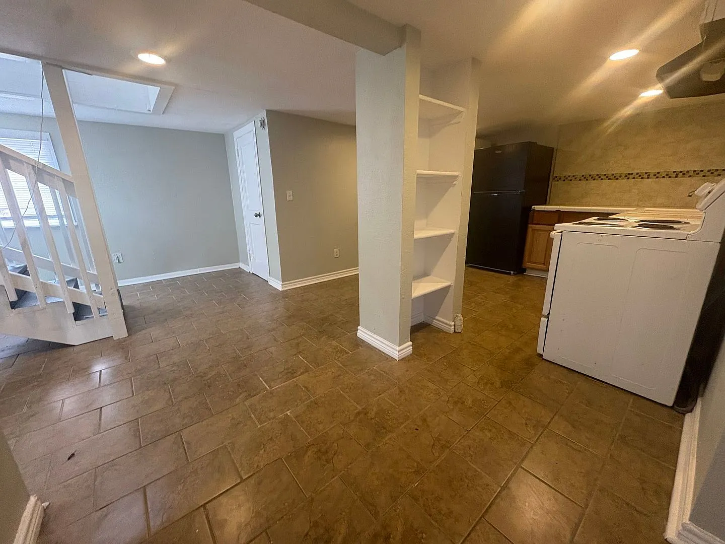 Cute 1 bedroom 1 bath duplex for lease — Photo 3
