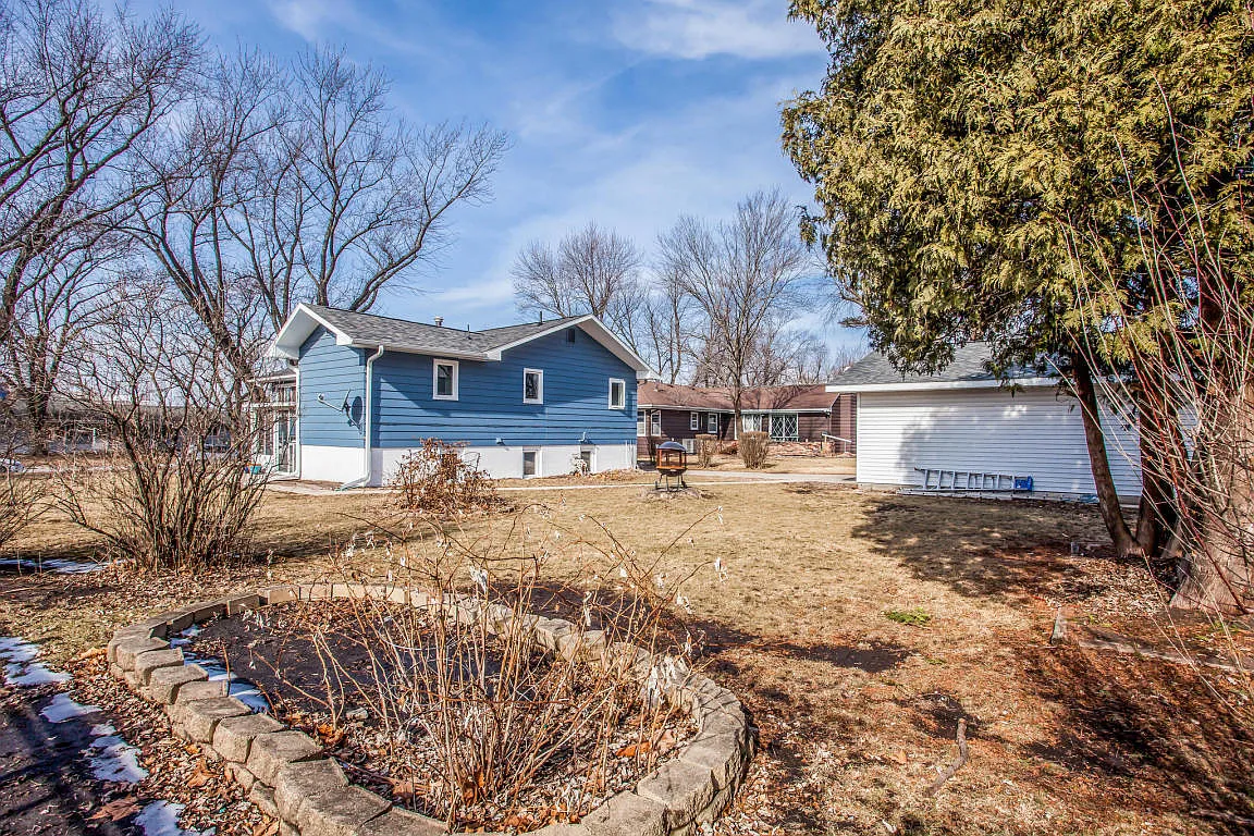 Spacious 2 Bedroom, All Major Utilities Included! - 3114 Grove Ave, Ames, Ia 50010 — Photo 2