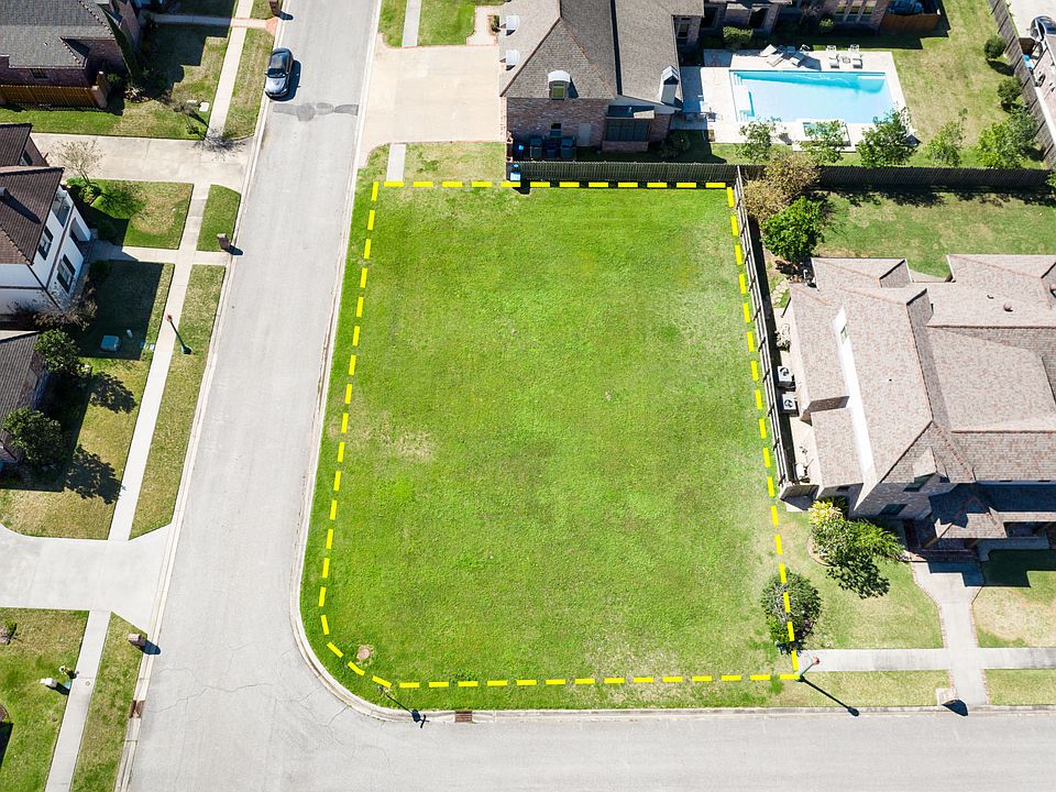 1st image of 200 Carriage Dr