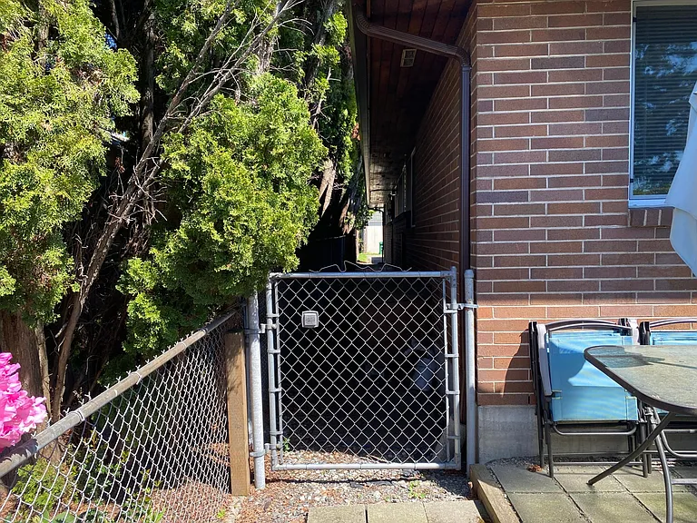526 Shattuck Ave S #A — Photo 32