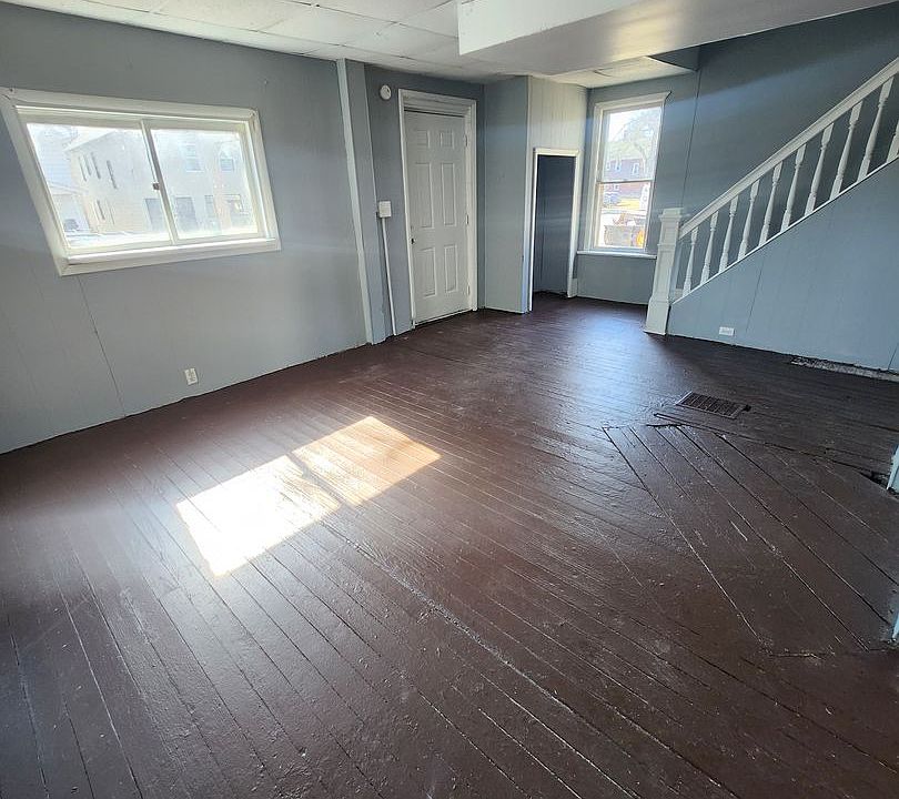 1st image of 760 E 7th St
