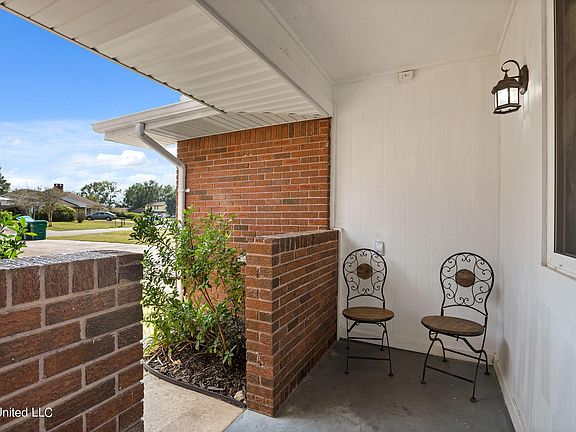 3rd image of 15448 Parkwood Dr N