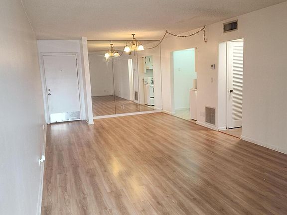 4th image of 959 SE 2nd Avenue #134