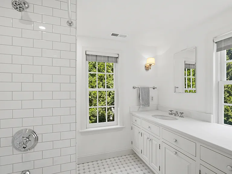 2nd Floor Full Bathroom