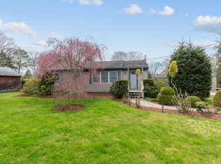 7 Suffolk Rd, Hampton Bays, NY 11946