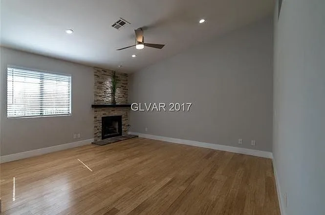 2750 Carnation Ln #4 — Photo 8