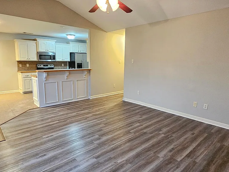 142 Weathering Dr — Photo 3