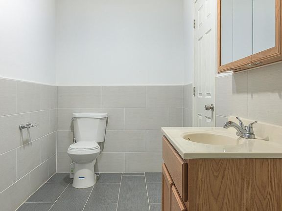 3rd image of 1127 W Argyle St #2