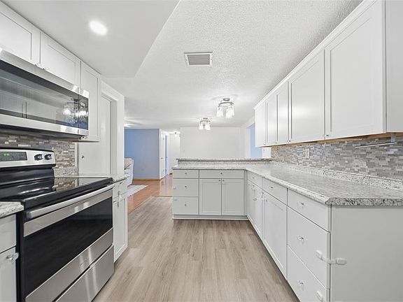3rd image of 9316 Mark Twain Ln