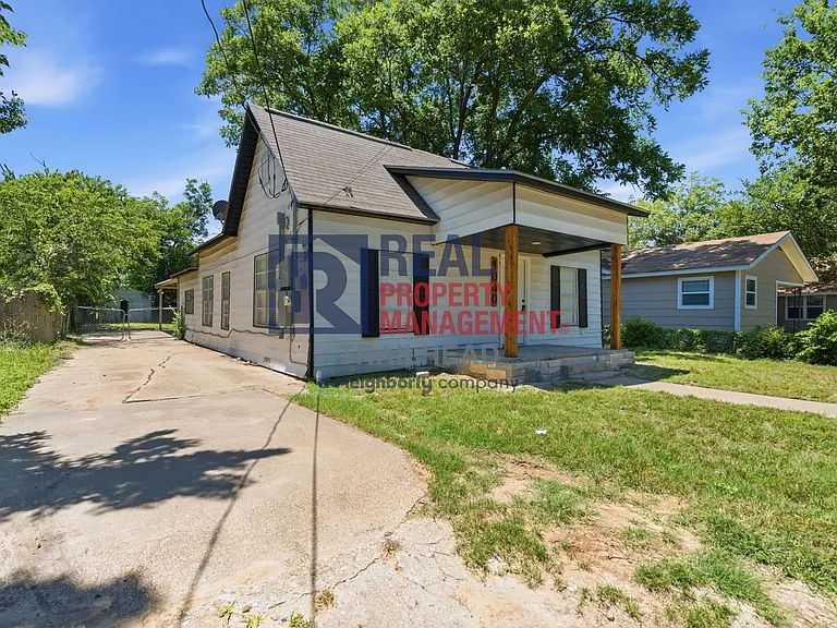 1040 N Clinton St — Photo 3