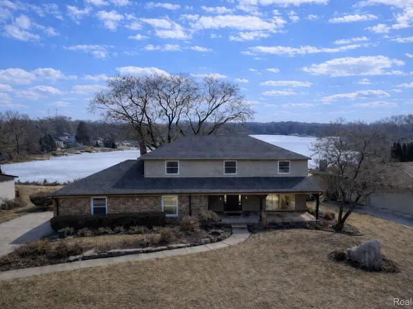 54832 Blue Cloud Dr, Shelby Township, MI 48315