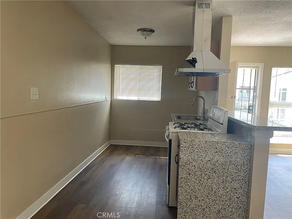 1 bed, 730 sqft, $2,100 — Photo 2