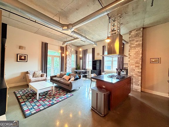 4th image of 206 11th St NE Unit 303