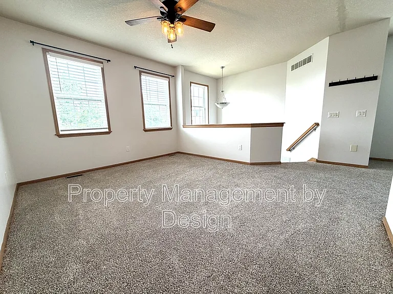 1005 NE Kamies Ln — Photo 3
