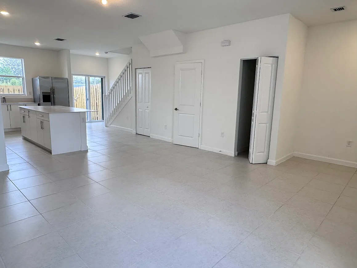 3 bed, 2.5 bath, 1376 sqft, $2,350 — Photo 4
