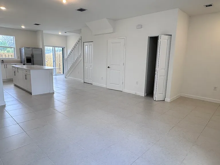 1182 SE Palm Ter #1182 — Photo 4
