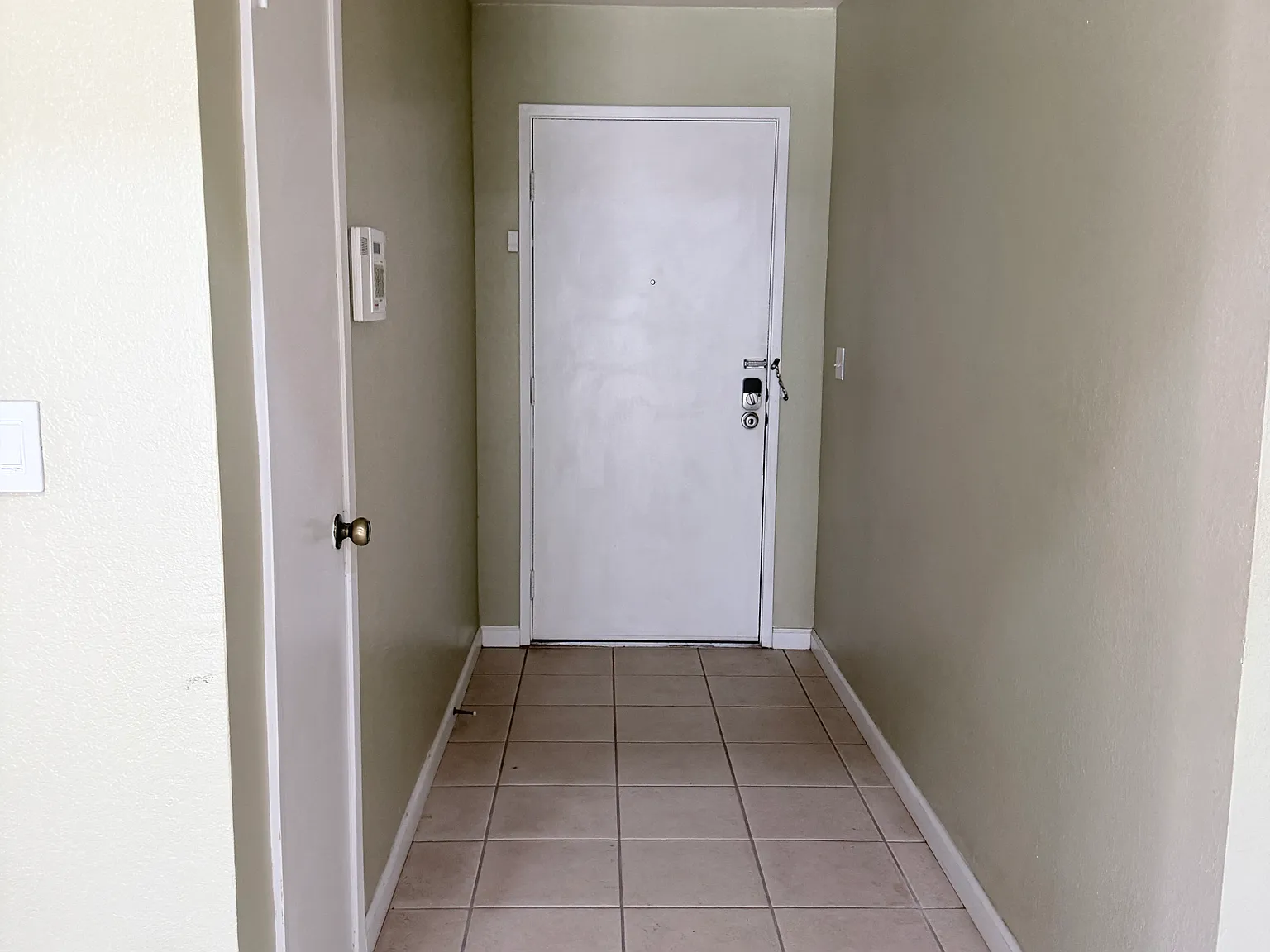 3 bed, 1322 sqft, $3,200 — Photo 2