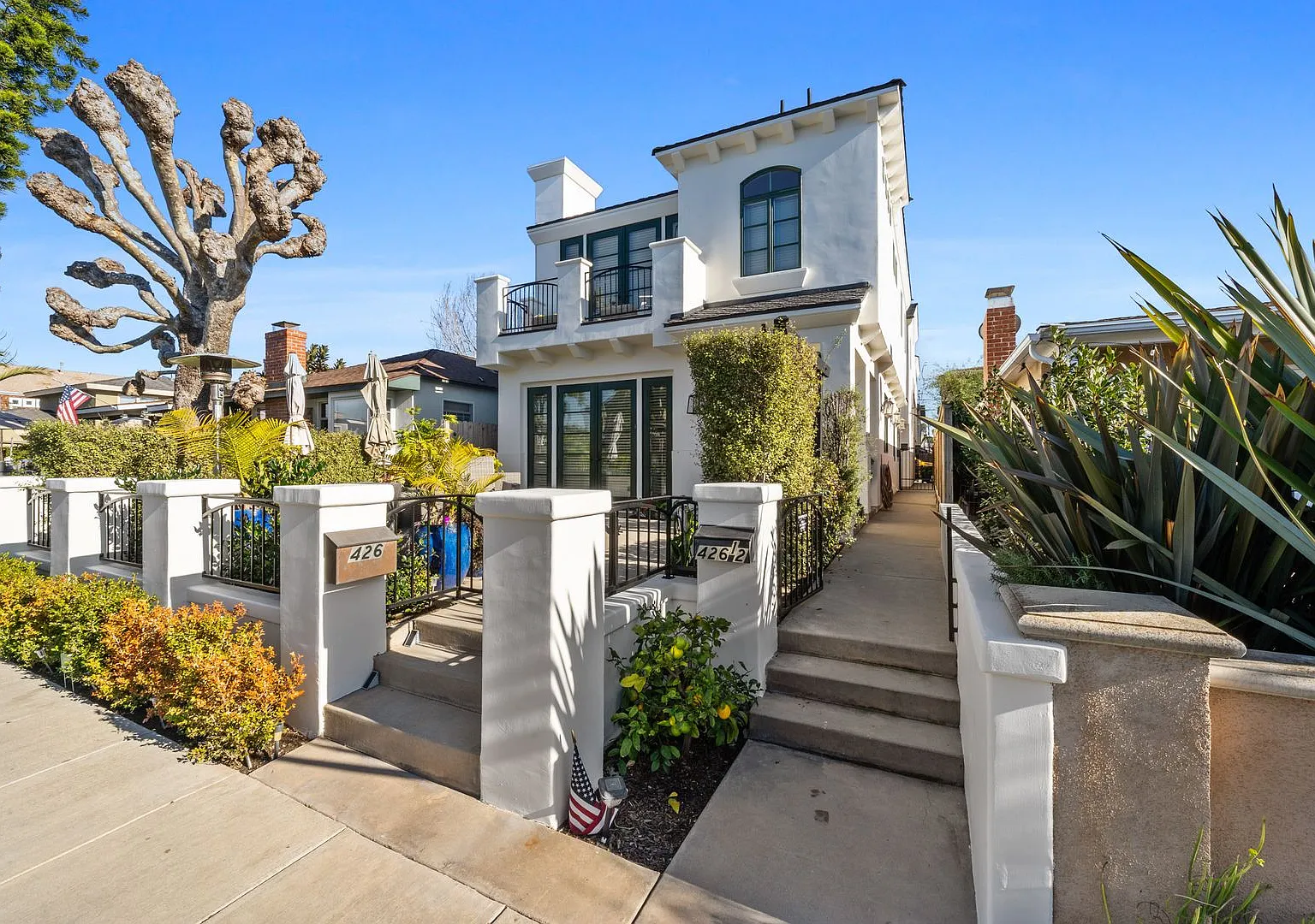 426 Narcissus Ave — Photo 1