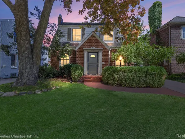 2000 Lochmoor Blvd, Grosse Pointe Woods, MI 48236