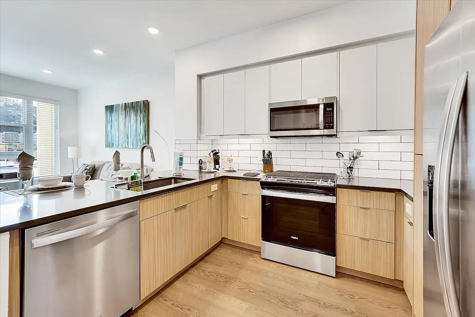 1 bed, 1.0 bath, 731 sqft, $7,170 — Photo 4