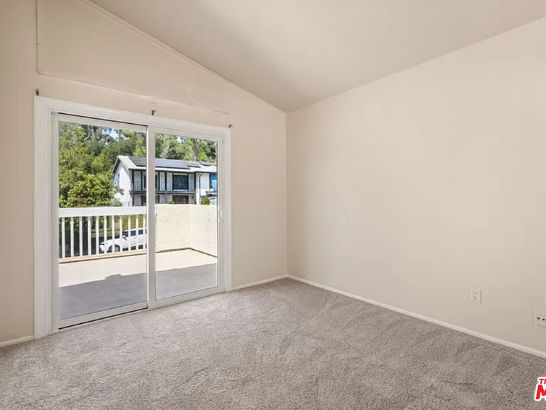 22840 Sparrowdell Dr — Photo 13