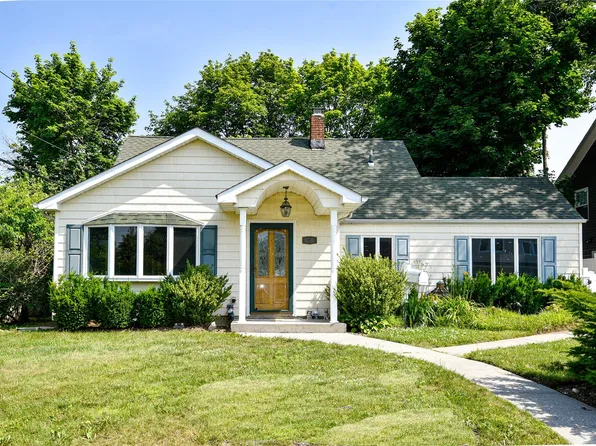 5 Rolling Lane, Levittown, NY 11756