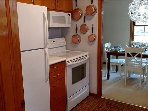 3rd image of 305 E 326th St