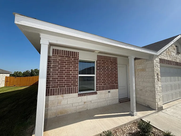 401 McNelly Ln — Photo 2