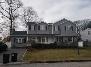 469 S 6th St, Lindenhurst, NY 11757