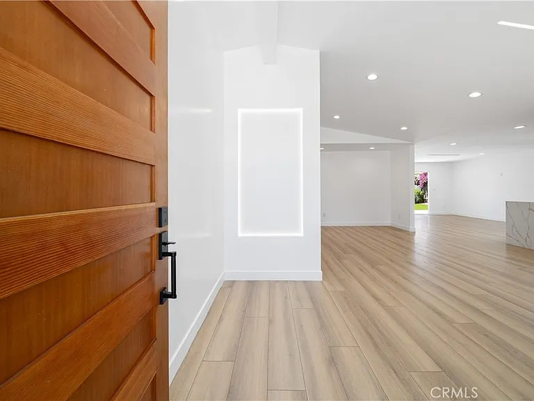22928 Leadwell St — Photo 3