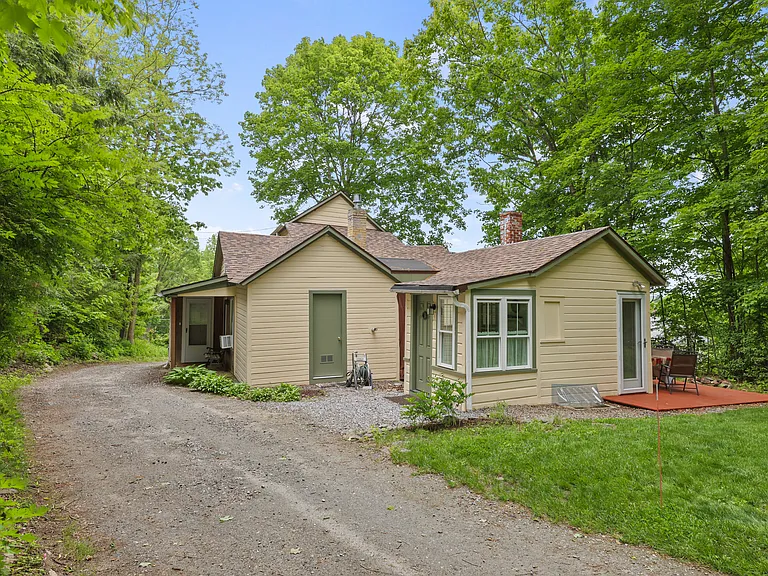 33 Saint Anns Ave — Photo 2