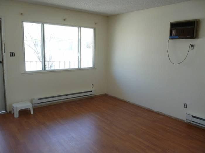 2nd image of 611 Oakwood Dr