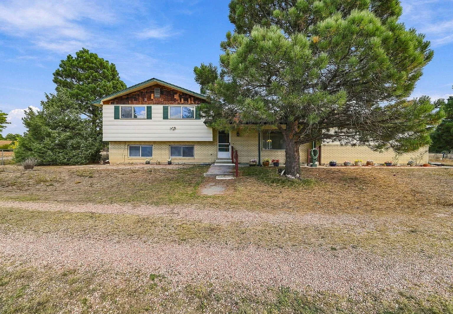 4 bed, 2.0 bath, 2076 sqft, $2,505 — Photo 3