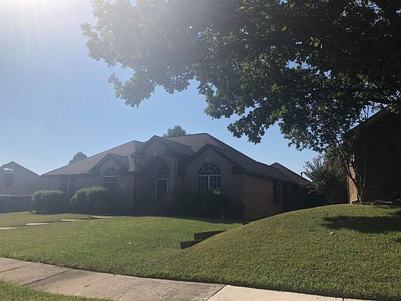 2nd image of 1928 Parkdale Dr
