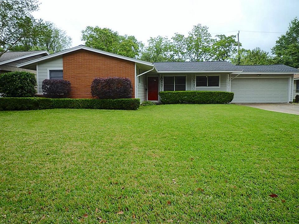 Cute house on quiet street. Short drive to Medical center or Galleria area.