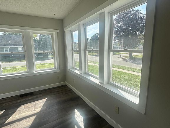4th image of 204 Carson Ave