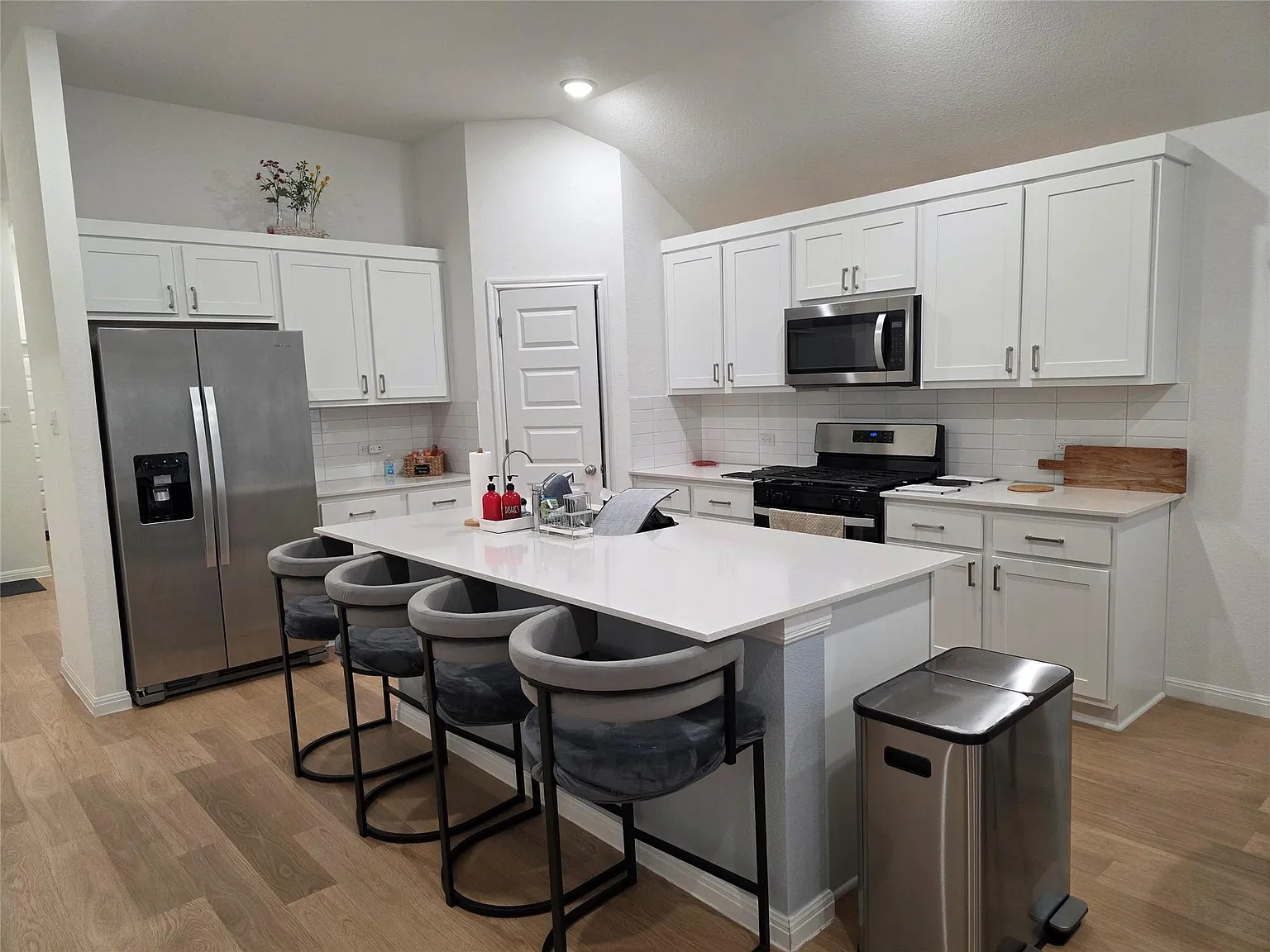 4 bed, 3.0 bath, 1639 sqft, $2,400 — Photo 4